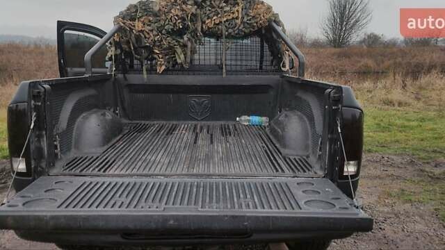 Черный Додж RAM 2500, объемом двигателя 5.65 л и пробегом 300 тыс. км за 15000 $, фото 8 на Automoto.ua