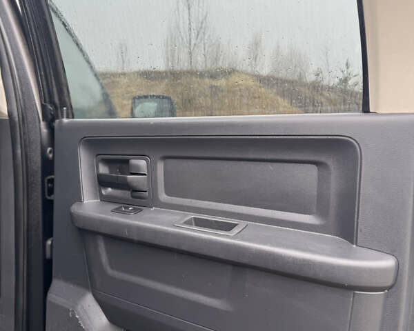 Черный Додж RAM 2500, объемом двигателя 5.65 л и пробегом 150 тыс. км за 37000 $, фото 6 на Automoto.ua