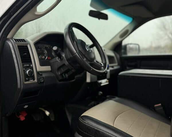 Черный Додж RAM 2500, объемом двигателя 5.65 л и пробегом 150 тыс. км за 37000 $, фото 15 на Automoto.ua