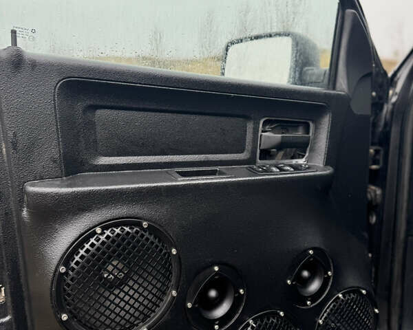 Черный Додж RAM 2500, объемом двигателя 5.65 л и пробегом 150 тыс. км за 37000 $, фото 14 на Automoto.ua