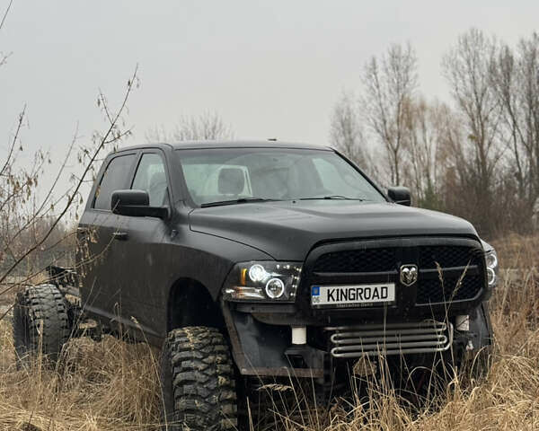 Черный Додж RAM 2500, объемом двигателя 5.65 л и пробегом 150 тыс. км за 37000 $, фото 5 на Automoto.ua