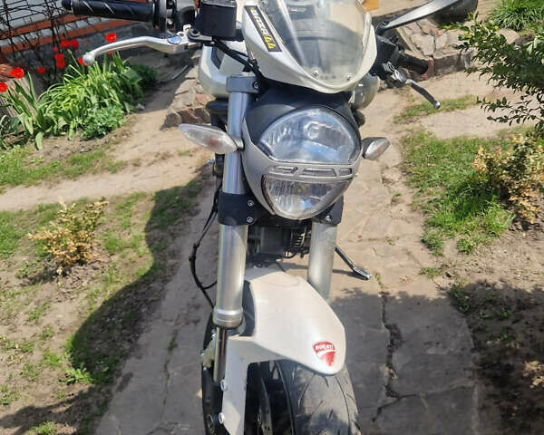 Белый Дукати Монстр, объемом двигателя 0.7 л и пробегом 26 тыс. км за 3200 $, фото 2 на Automoto.ua