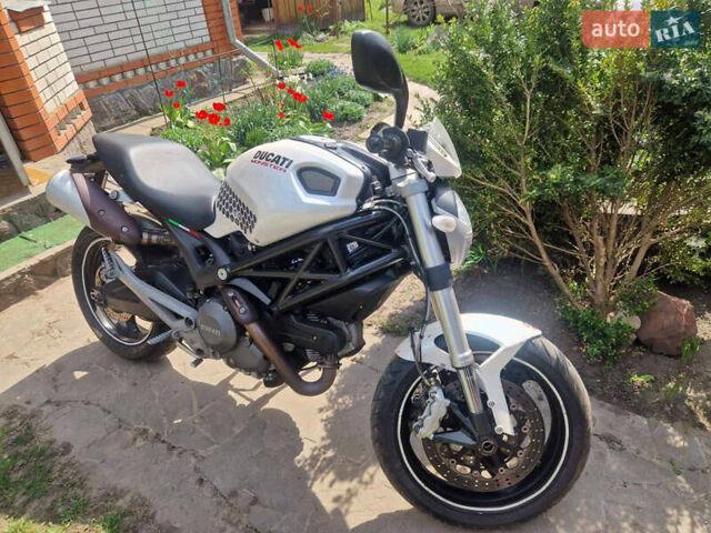 Белый Дукати Монстр, объемом двигателя 0.7 л и пробегом 26 тыс. км за 3200 $, фото 1 на Automoto.ua