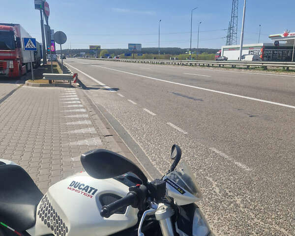 Белый Дукати Монстр, объемом двигателя 0.7 л и пробегом 26 тыс. км за 3200 $, фото 6 на Automoto.ua