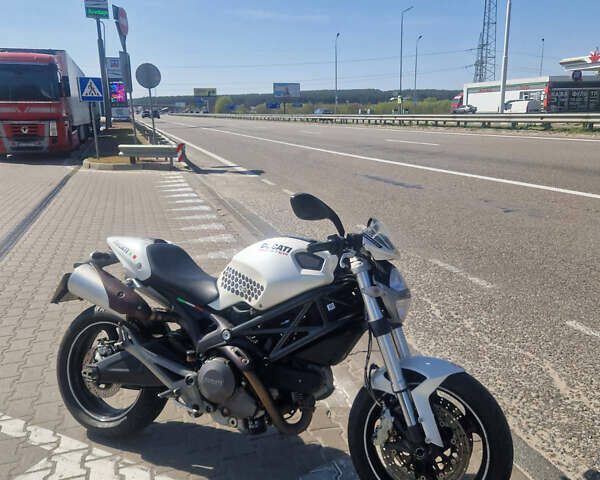 Белый Дукати Монстр, объемом двигателя 0.7 л и пробегом 26 тыс. км за 3200 $, фото 4 на Automoto.ua