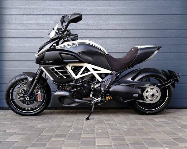 Белый Дукати Diavel AMG, объемом двигателя 1.2 л и пробегом 20 тыс. км за 13900 $, фото 5 на Automoto.ua