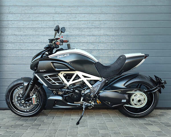 Белый Дукати Diavel AMG, объемом двигателя 1.2 л и пробегом 15 тыс. км за 12900 $, фото 5 на Automoto.ua