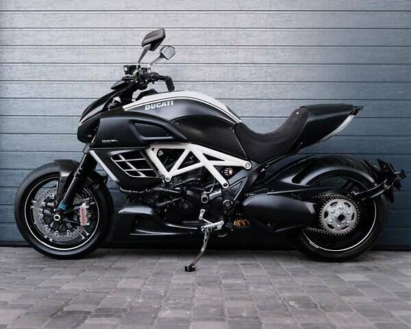 Белый Дукати Diavel AMG, объемом двигателя 1.2 л и пробегом 27 тыс. км за 11800 $, фото 5 на Automoto.ua