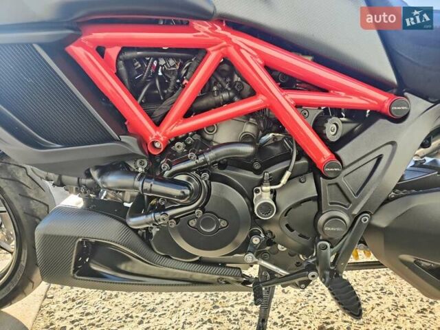 Красный Дукати Diavel Carbon, объемом двигателя 1.2 л и пробегом 24 тыс. км за 9500 $, фото 11 на Automoto.ua