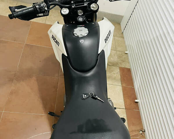 Белый Дукати Hypermotard 796, объемом двигателя 0.8 л и пробегом 46 тыс. км за 5800 $, фото 14 на Automoto.ua