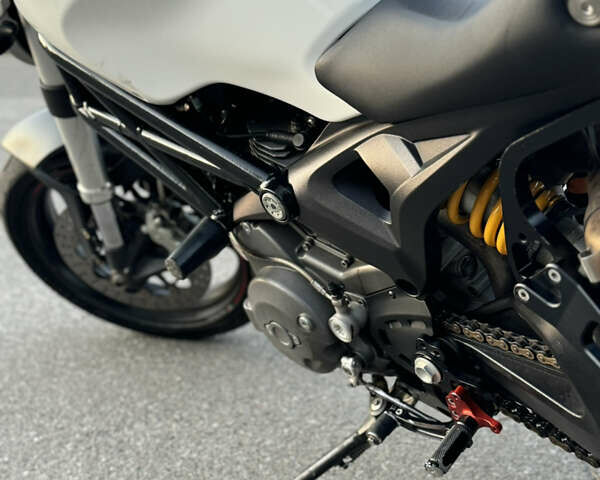 Білий Дукаті Monster 696, об'ємом двигуна 0.69 л та пробігом 23 тис. км за 5600 $, фото 6 на Automoto.ua