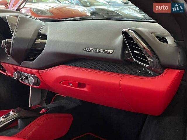 Красный Феррари 488 GTB, объемом двигателя 3.9 л и пробегом 27 тыс. км за 235900 $, фото 39 на Automoto.ua