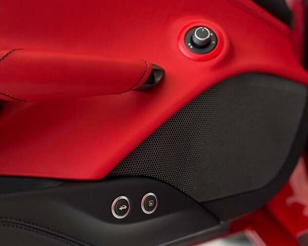 Красный Феррари 488 GTB, объемом двигателя 3.9 л и пробегом 27 тыс. км за 235900 $, фото 29 на Automoto.ua