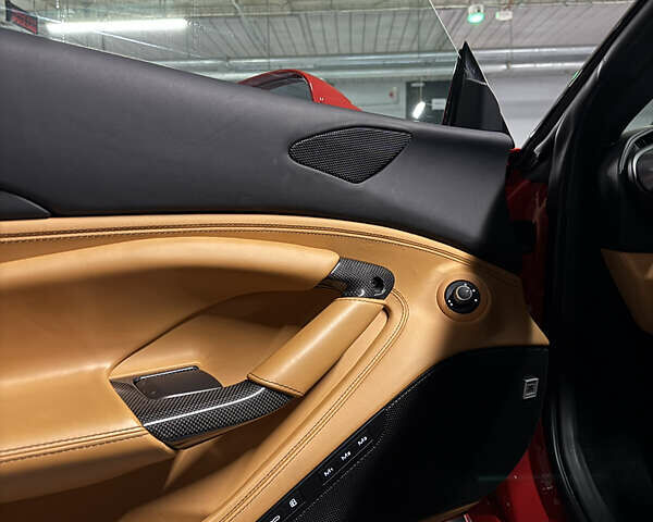 Красный Феррари F8, объемом двигателя 3.9 л и пробегом 7 тыс. км за 299999 $, фото 12 на Automoto.ua