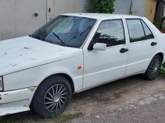 Белый Фиат 124, объемом двигателя 2 л и пробегом 300 тыс. км за 350 $, фото 1 на Automoto.ua