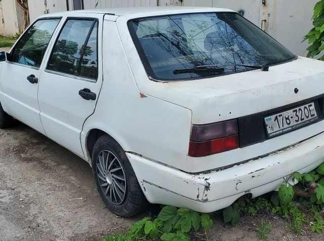 Белый Фиат 124, объемом двигателя 2 л и пробегом 300 тыс. км за 350 $, фото 2 на Automoto.ua