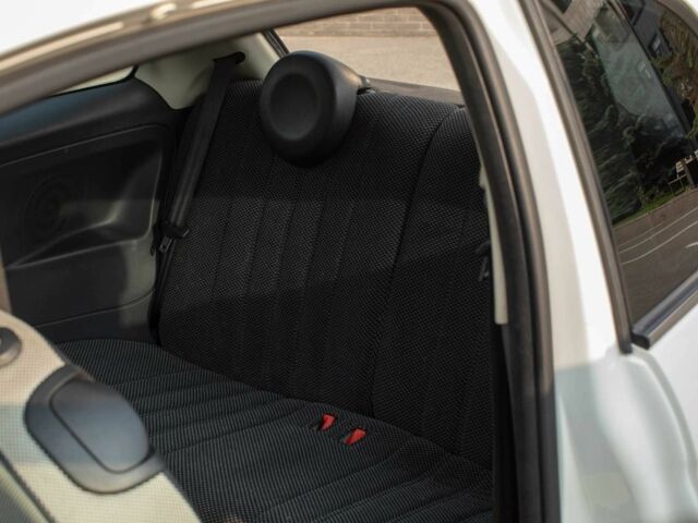 Белый Фиат 500, объемом двигателя 1.2 л и пробегом 145 тыс. км за 7190 $, фото 15 на Automoto.ua