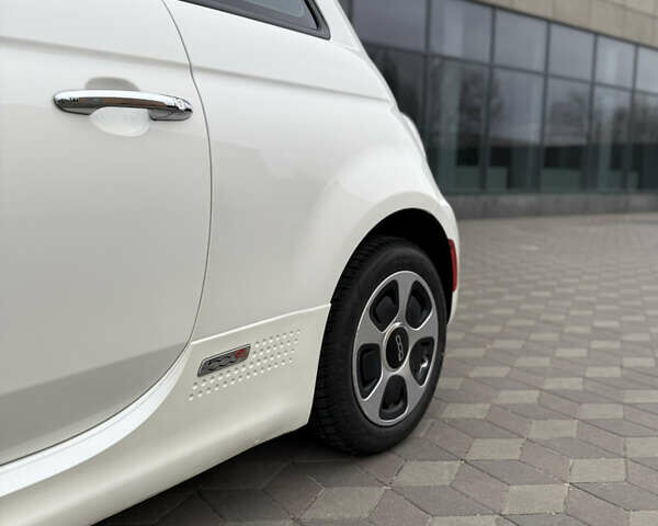 Белый Фиат 500e, объемом двигателя 0 л и пробегом 84 тыс. км за 7390 $, фото 22 на Automoto.ua