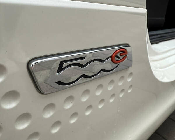 Белый Фиат 500e, объемом двигателя 0 л и пробегом 84 тыс. км за 7390 $, фото 7 на Automoto.ua