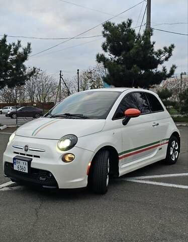 Белый Фиат 500e, объемом двигателя 0 л и пробегом 58 тыс. км за 7500 $, фото 3 на Automoto.ua