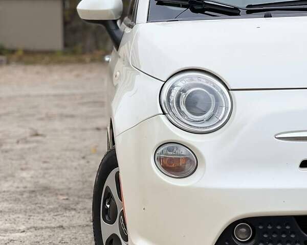 Белый Фиат 500e, объемом двигателя 0 л и пробегом 122 тыс. км за 7500 $, фото 3 на Automoto.ua