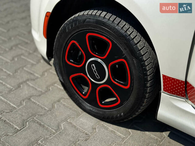 Белый Фиат 500e, объемом двигателя 0 л и пробегом 58 тыс. км за 8400 $, фото 14 на Automoto.ua