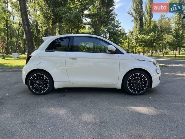 Белый Фиат 500e, объемом двигателя 0 л и пробегом 33 тыс. км за 16700 $, фото 6 на Automoto.ua