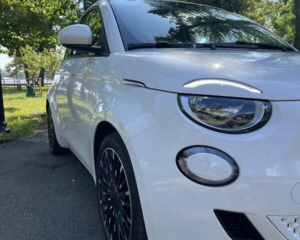 Белый Фиат 500e, объемом двигателя 0 л и пробегом 33 тыс. км за 16700 $, фото 3 на Automoto.ua