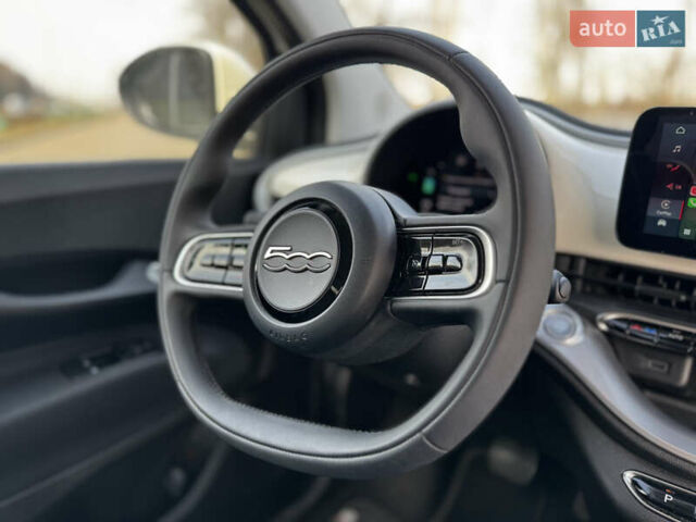 Белый Фиат 500e, объемом двигателя 0 л и пробегом 22 тыс. км за 16500 $, фото 26 на Automoto.ua
