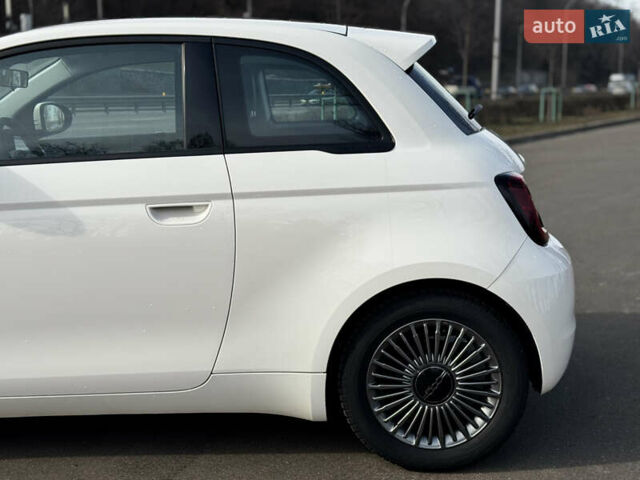 Белый Фиат 500e, объемом двигателя 0 л и пробегом 22 тыс. км за 16500 $, фото 4 на Automoto.ua