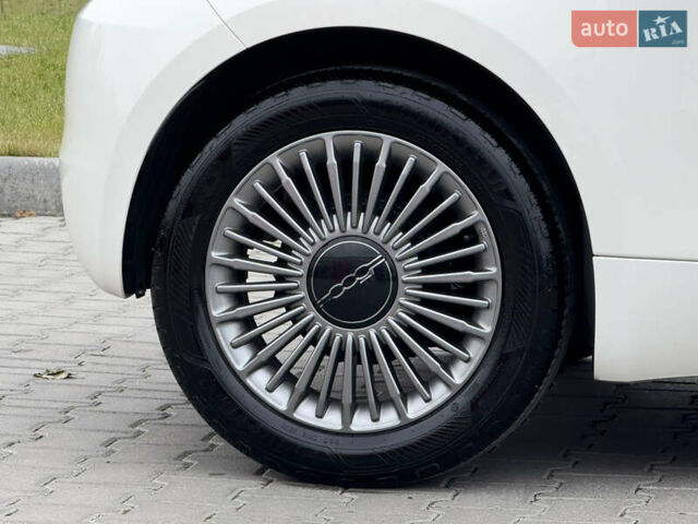 Белый Фиат 500e, объемом двигателя 0 л и пробегом 21 тыс. км за 13999 $, фото 11 на Automoto.ua