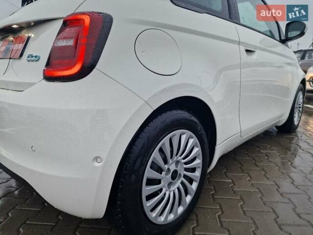 Белый Фиат 500e, объемом двигателя 0 л и пробегом 25 тыс. км за 14200 $, фото 15 на Automoto.ua