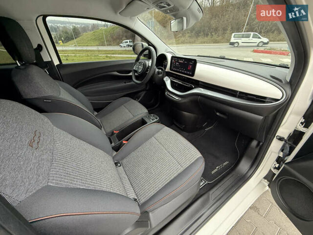 Белый Фиат 500e, объемом двигателя 0 л и пробегом 21 тыс. км за 13999 $, фото 24 на Automoto.ua