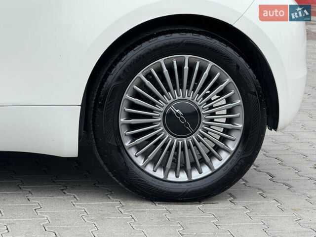 Белый Фиат 500e, объемом двигателя 0 л и пробегом 21 тыс. км за 13999 $, фото 13 на Automoto.ua