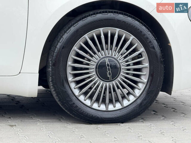 Белый Фиат 500e, объемом двигателя 0 л и пробегом 21 тыс. км за 13999 $, фото 10 на Automoto.ua