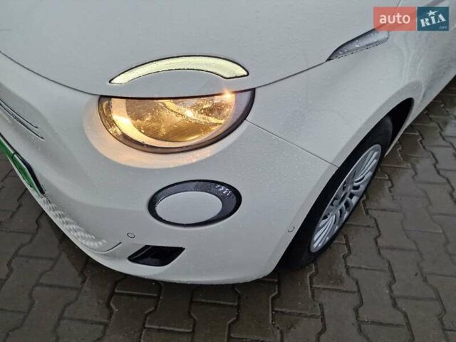 Белый Фиат 500e, объемом двигателя 0 л и пробегом 25 тыс. км за 14200 $, фото 6 на Automoto.ua