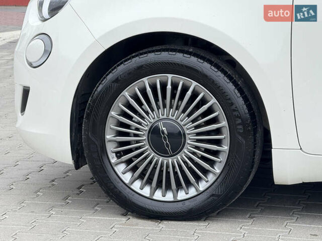 Белый Фиат 500e, объемом двигателя 0 л и пробегом 21 тыс. км за 13999 $, фото 12 на Automoto.ua