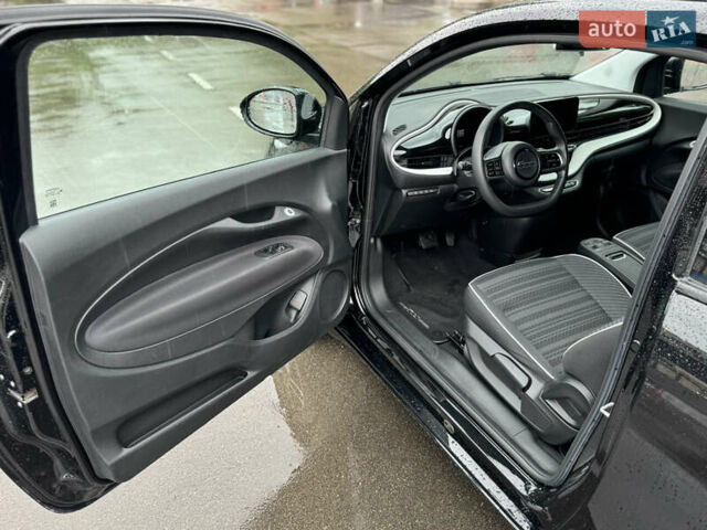 Черный Фиат 500e, объемом двигателя 0 л и пробегом 28 тыс. км за 14900 $, фото 30 на Automoto.ua