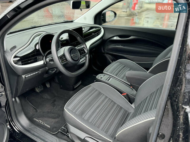 Черный Фиат 500e, объемом двигателя 0 л и пробегом 28 тыс. км за 14900 $, фото 31 на Automoto.ua