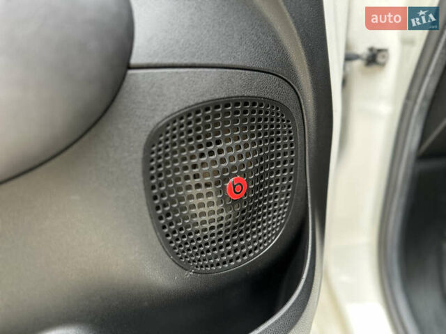 Белый Фиат 500L, объемом двигателя 1.4 л и пробегом 110 тыс. км за 7900 $, фото 12 на Automoto.ua