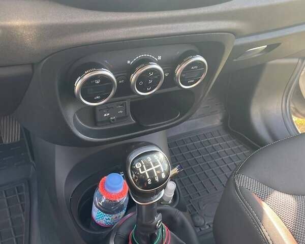 Білий Фіат 500L, об'ємом двигуна 1.37 л та пробігом 120 тис. км за 6999 $, фото 39 на Automoto.ua