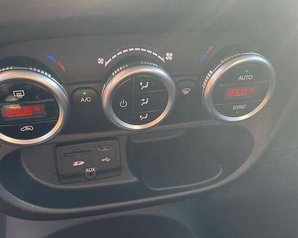 Білий Фіат 500L, об'ємом двигуна 1.37 л та пробігом 120 тис. км за 6999 $, фото 43 на Automoto.ua