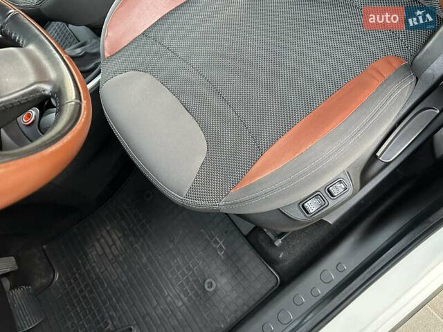 Белый Фиат 500L, объемом двигателя 1.3 л и пробегом 176 тыс. км за 8900 $, фото 61 на Automoto.ua