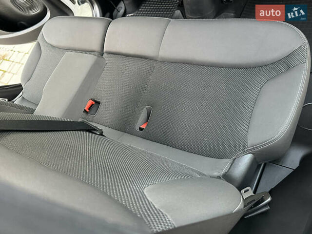 Белый Фиат 500L, объемом двигателя 1.3 л и пробегом 176 тыс. км за 8900 $, фото 48 на Automoto.ua