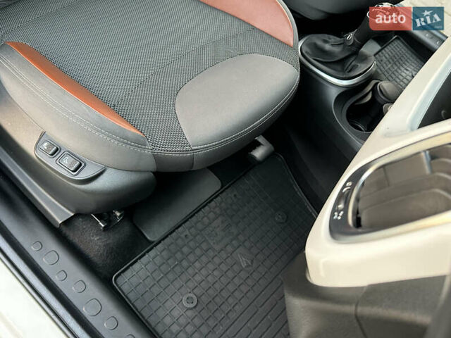 Белый Фиат 500L, объемом двигателя 1.3 л и пробегом 176 тыс. км за 8900 $, фото 44 на Automoto.ua