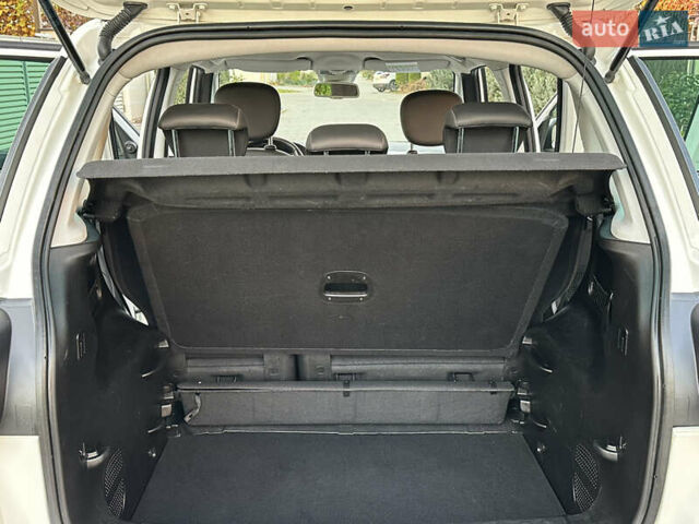 Белый Фиат 500L, объемом двигателя 1.3 л и пробегом 176 тыс. км за 8900 $, фото 55 на Automoto.ua