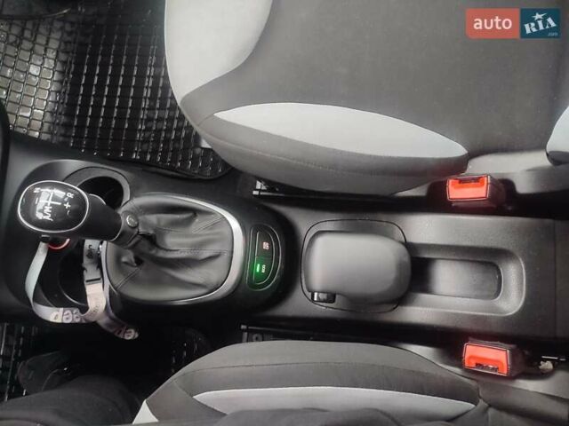 Білий Фіат 500L, об'ємом двигуна 1.3 л та пробігом 108 тис. км за 8000 $, фото 11 на Automoto.ua