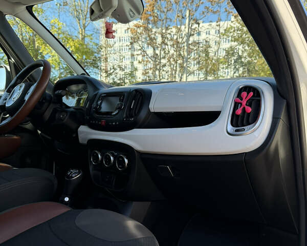Белый Фиат 500L, объемом двигателя 1.3 л и пробегом 104 тыс. км за 9600 $, фото 61 на Automoto.ua