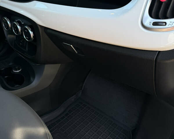 Белый Фиат 500L, объемом двигателя 1.3 л и пробегом 104 тыс. км за 9600 $, фото 66 на Automoto.ua