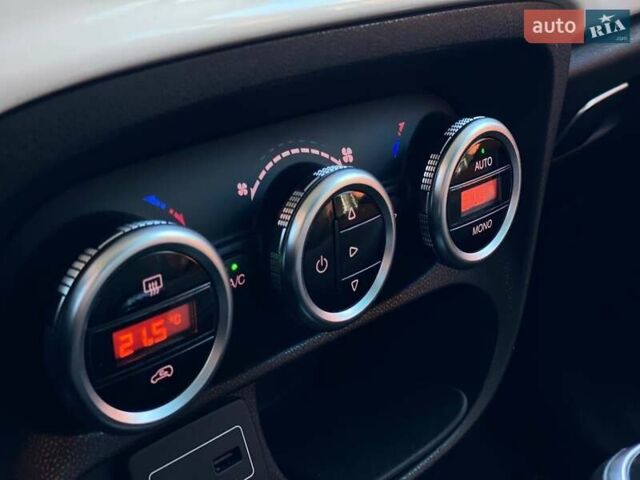 Белый Фиат 500L, объемом двигателя 1.25 л и пробегом 53 тыс. км за 10990 $, фото 34 на Automoto.ua